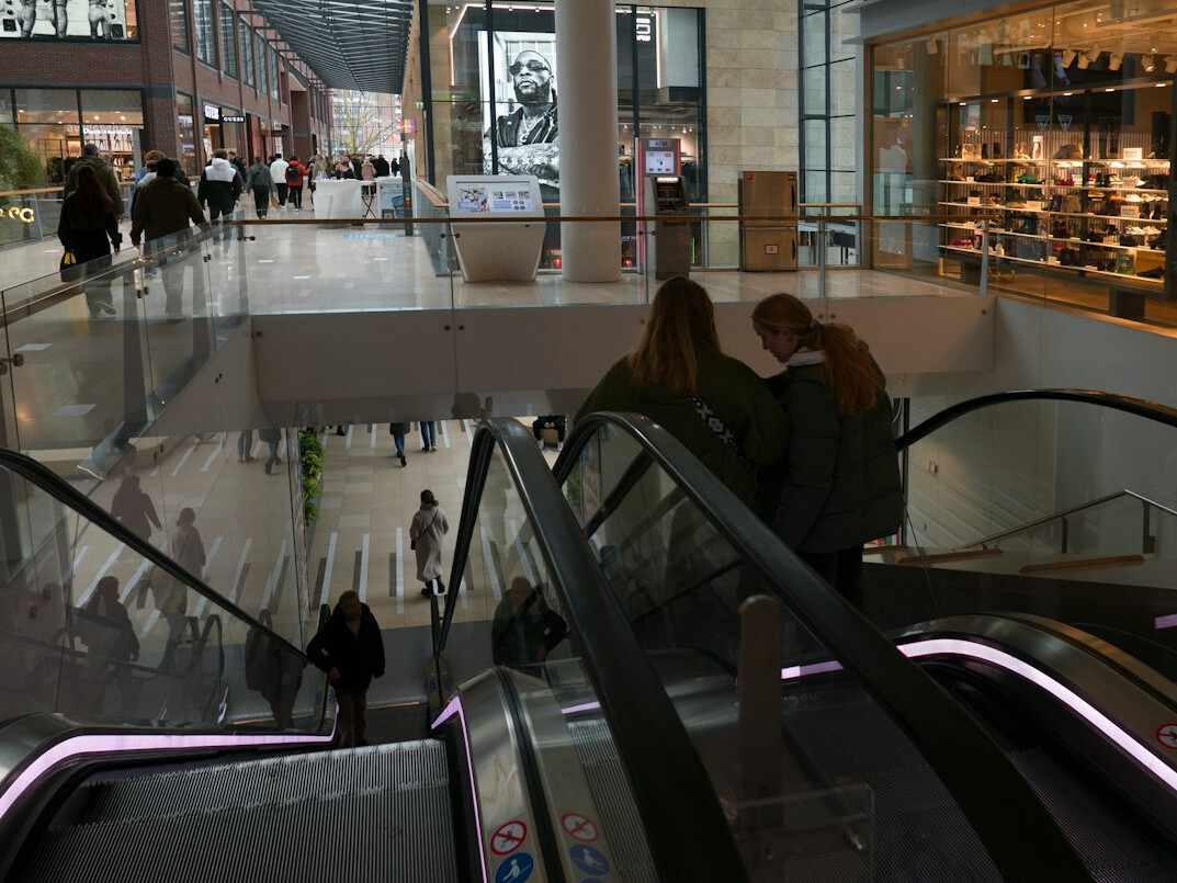 mall security guard chasing suspect