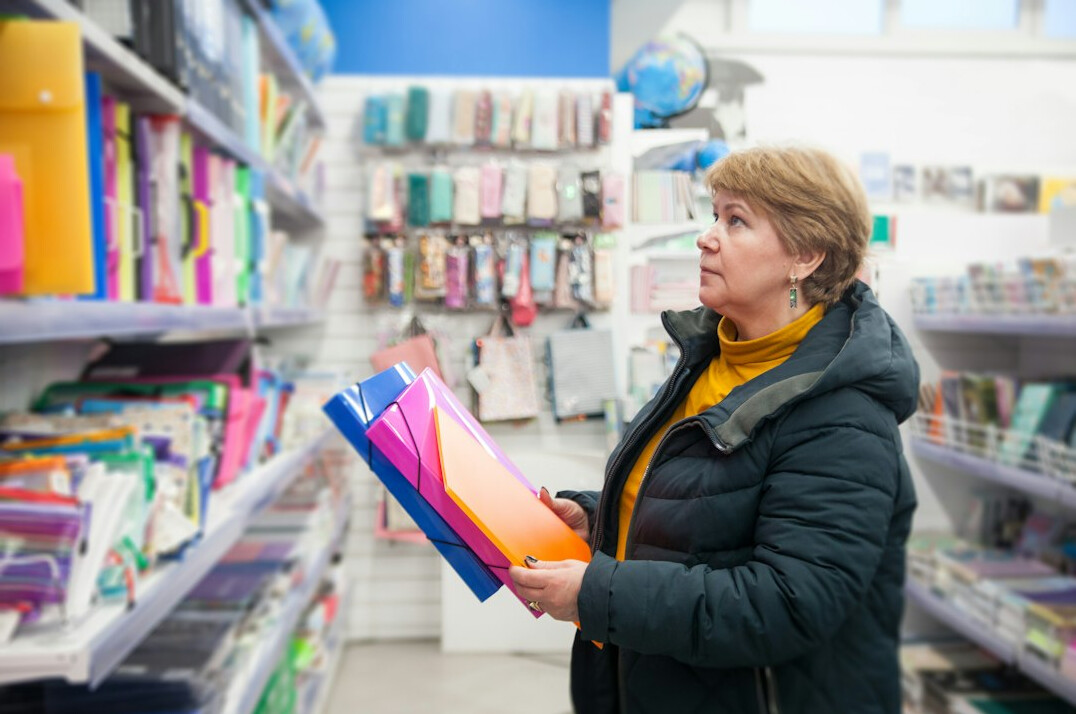 store detective observing shopper