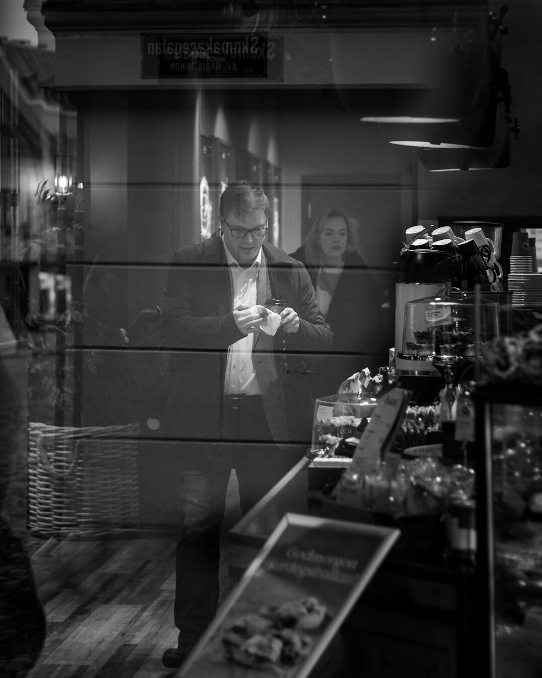 experienced store detective in action